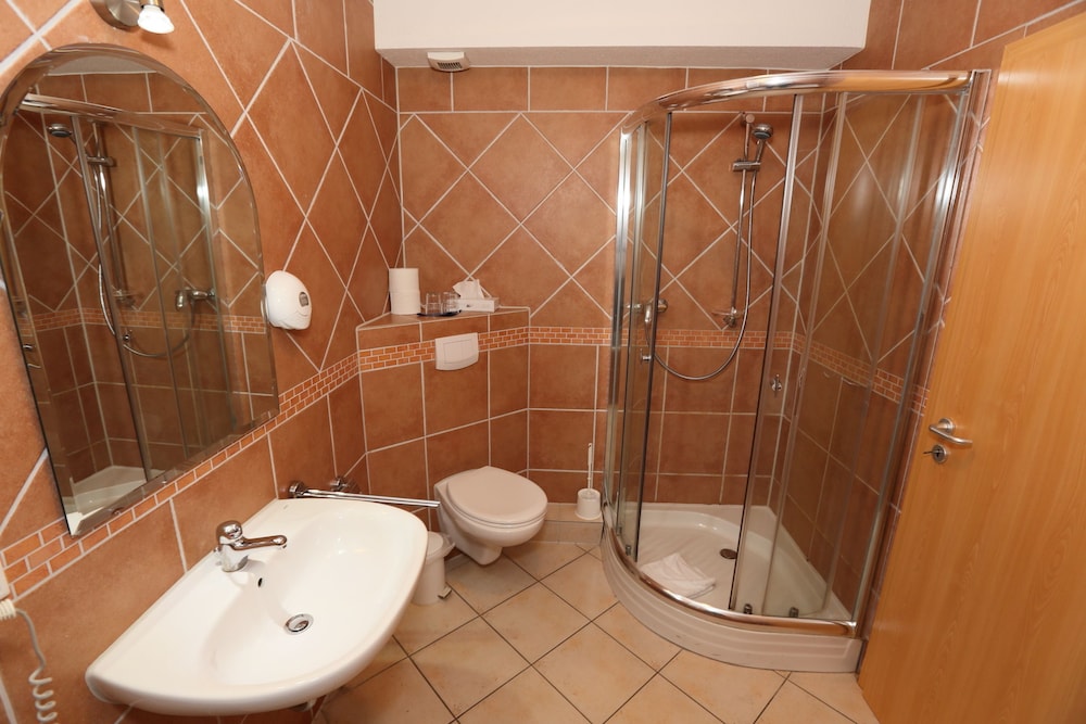 Double Room - Photo 8