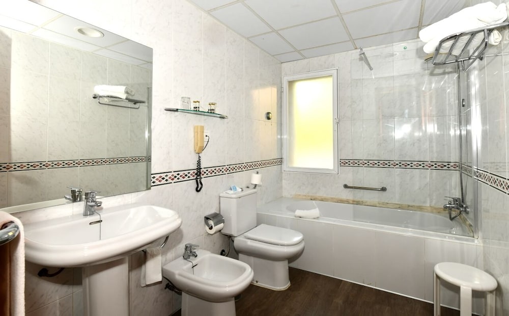 Double or Twin Room - Photo 4