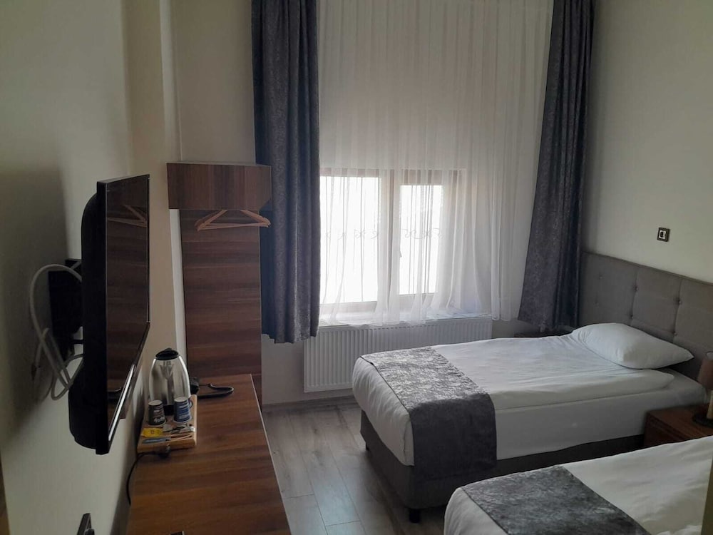 Economy Twin Room photo 2