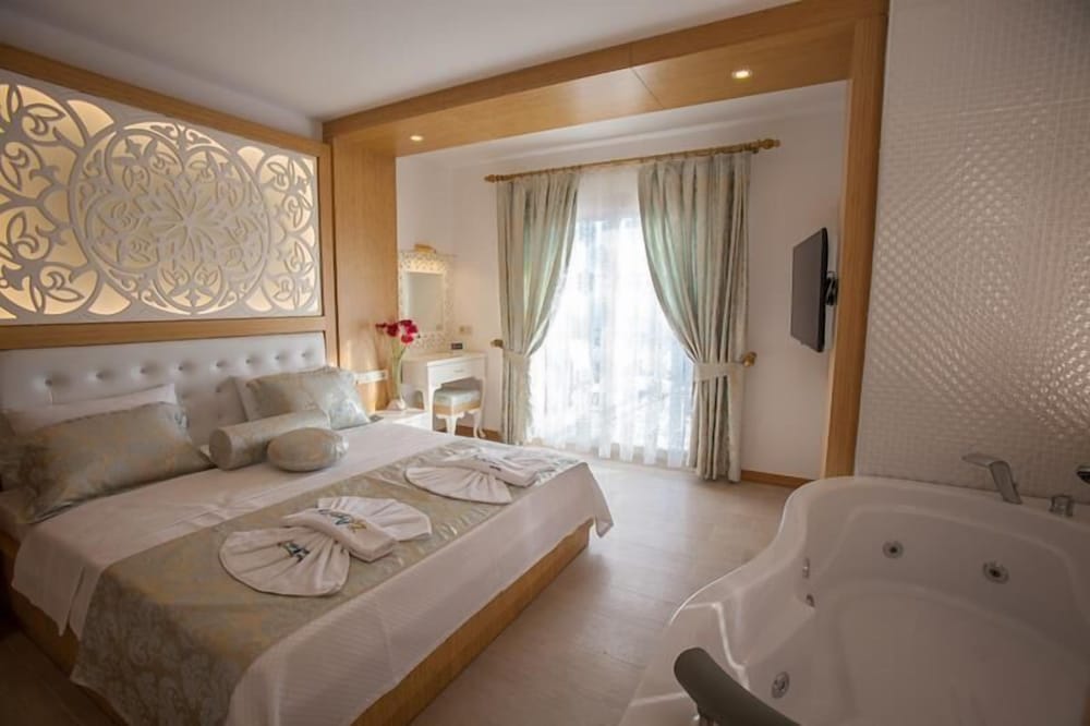 Deluxe Double Room, 1 Double Bed, Jetted Tub, Sea View