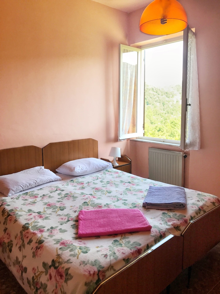 Basic Double Room, 1 Queen Bed, Non Smoking photo 1