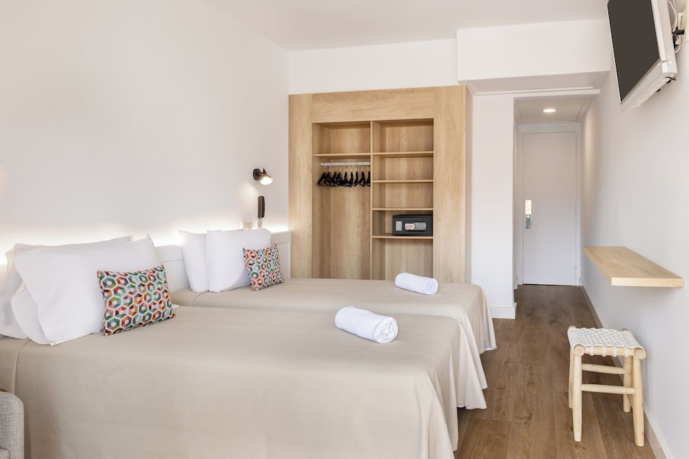 Twin Room (2 adults) - Photo 1