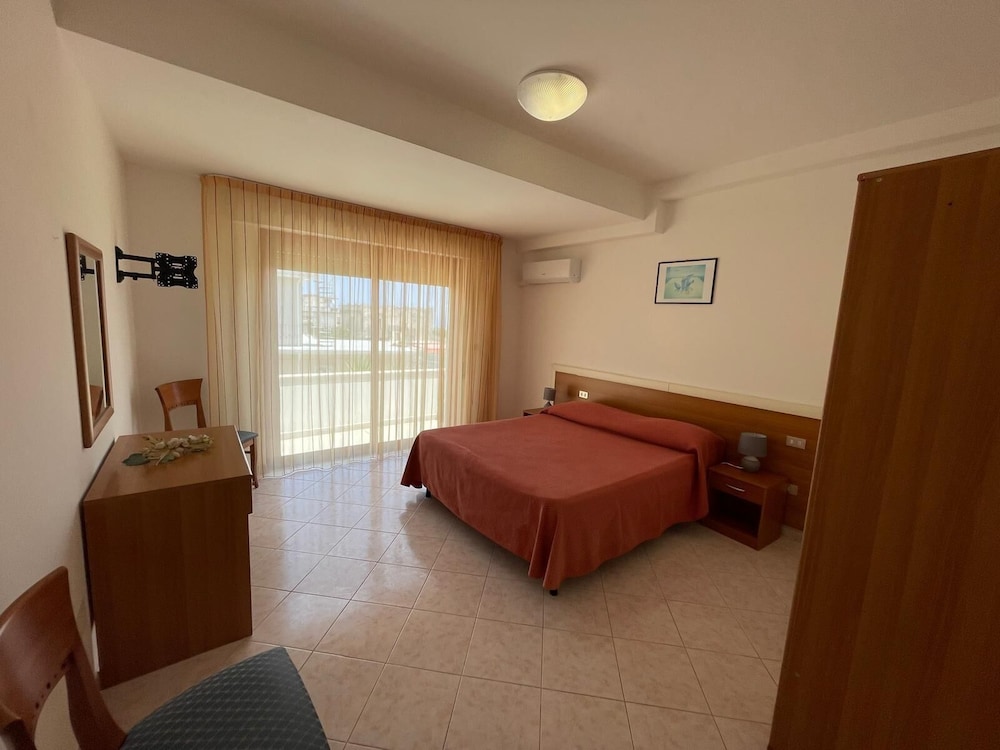 Deluxe Room, Roll-in Shower, Partial Sea View photo 1