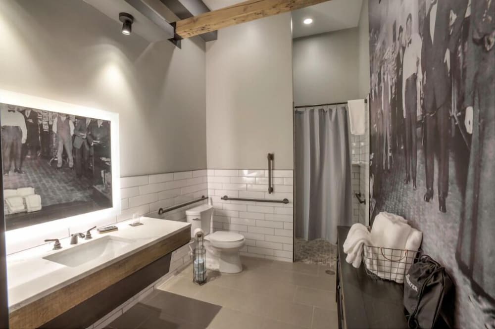 Standard Studio, 1 King Bed, Accessible photo 3