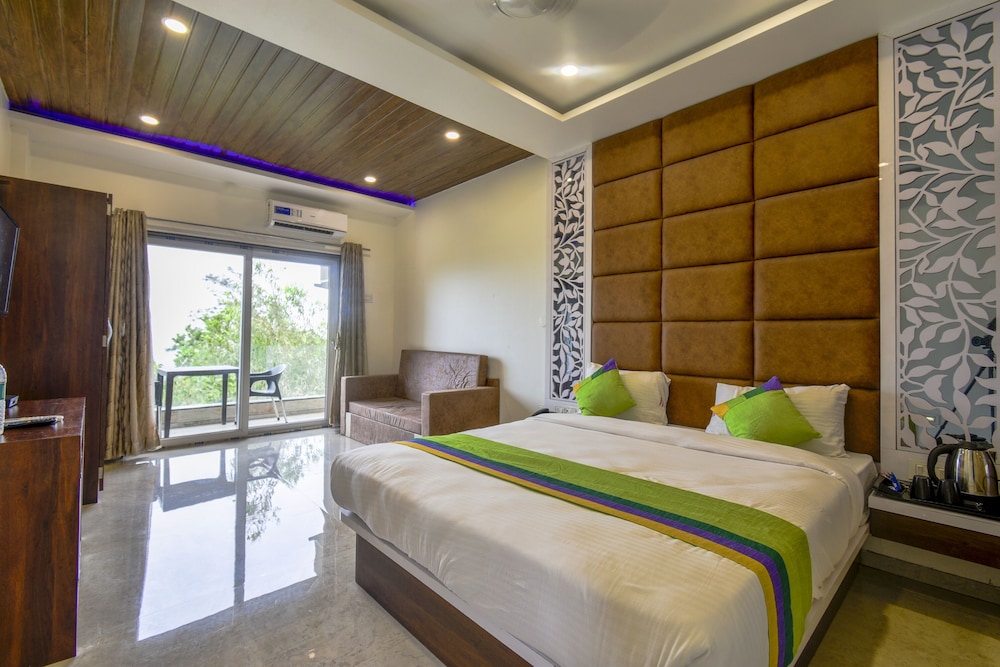 Premium Double Room, 1 King Bed photo 2