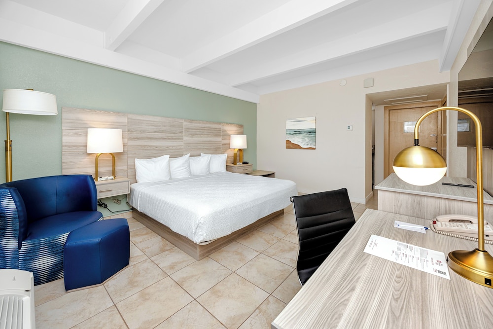 Standard Room, 1 King Bed, Refrigerator & Microwave, Harbor View - Photo 1