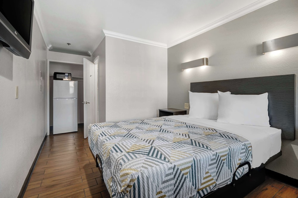 Standard Room, 1 Queen Bed, Non Smoking photo 2