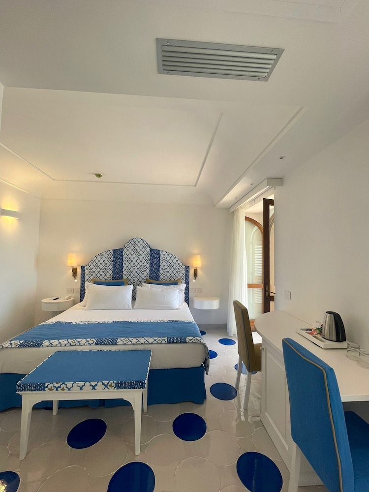 Room, 1 King Bed, Hot Tub, Sea View (Terrace) - Photo 2
