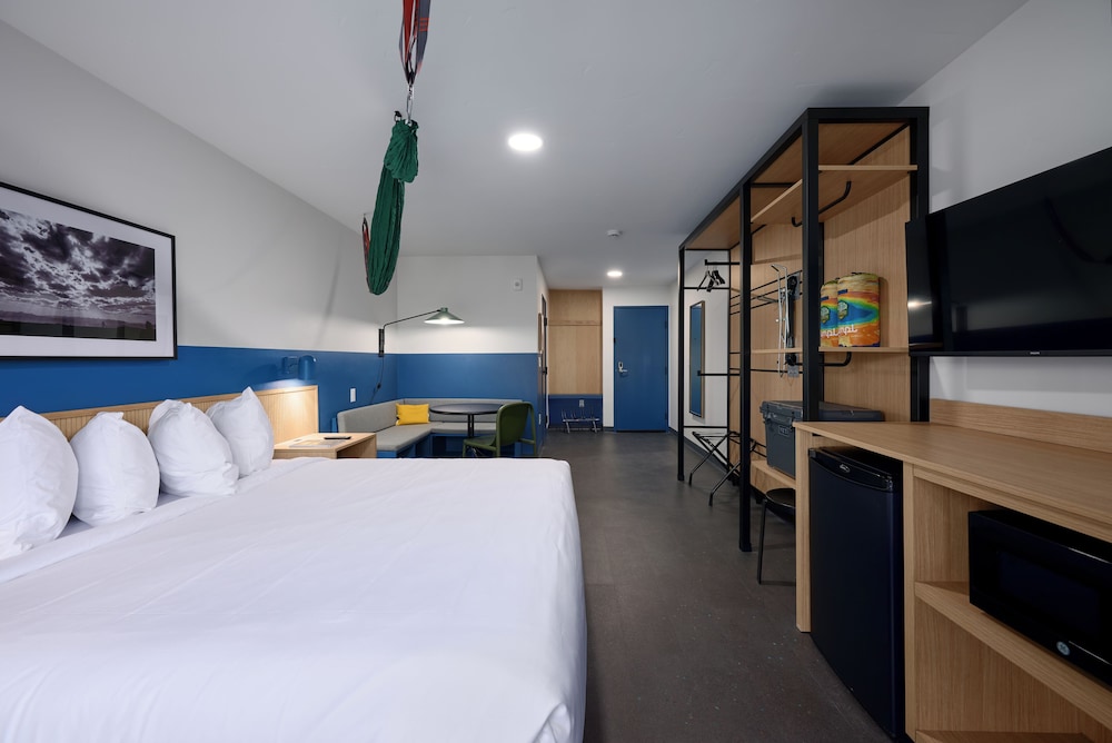 Standard Room, 1 King Bed, Balcony, Mountain View photo 3