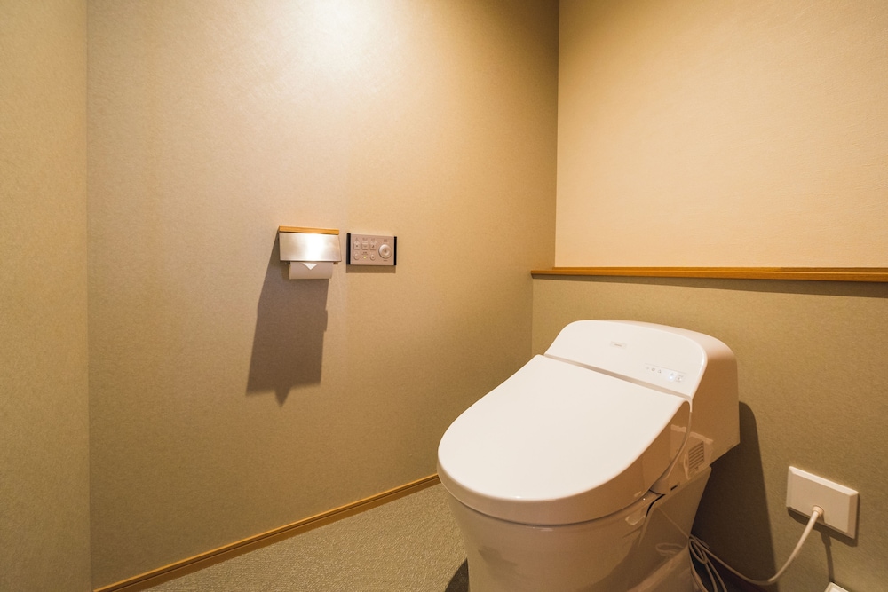Superior Twin Room, Non Smoking, Bathtub - Photo 5