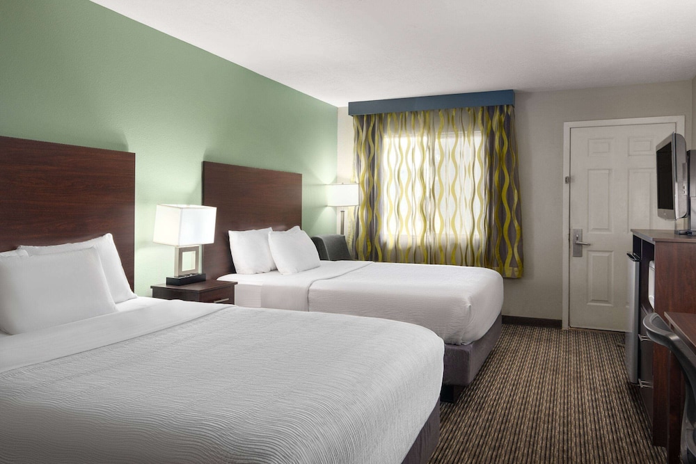 Room, 2 Queen Beds, Non Smoking - Photo 1