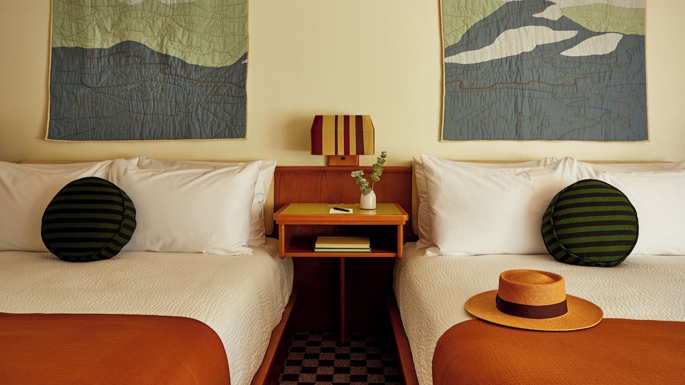 Room, 2 Queen Beds photo 2