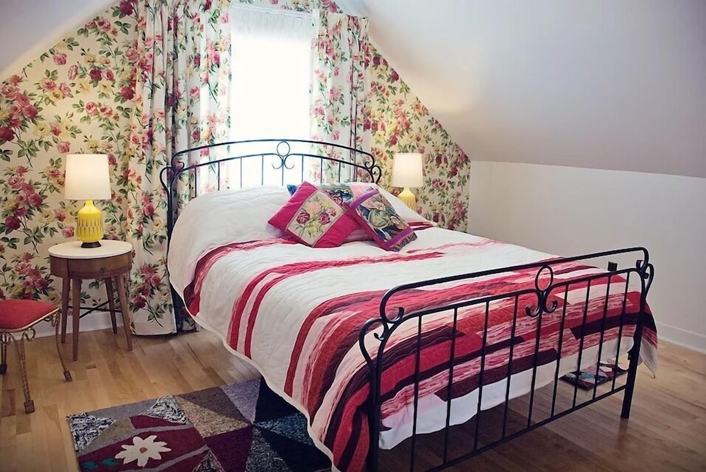 Room, 1 Queen Bed (302) photo 2