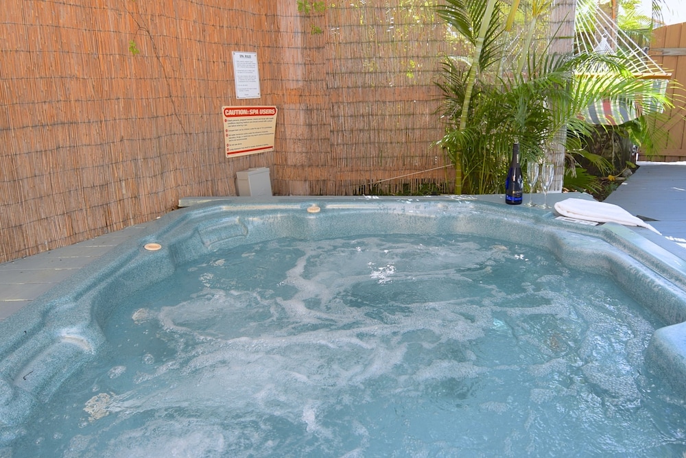 Cottage, Hot Tub, Bay View (Hibiscus Room) photo 2