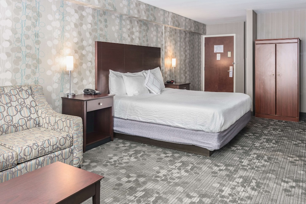 Suite, Multiple Beds, Non Smoking, Refrigerator & Microwave (with Sofabed) - Photo 3