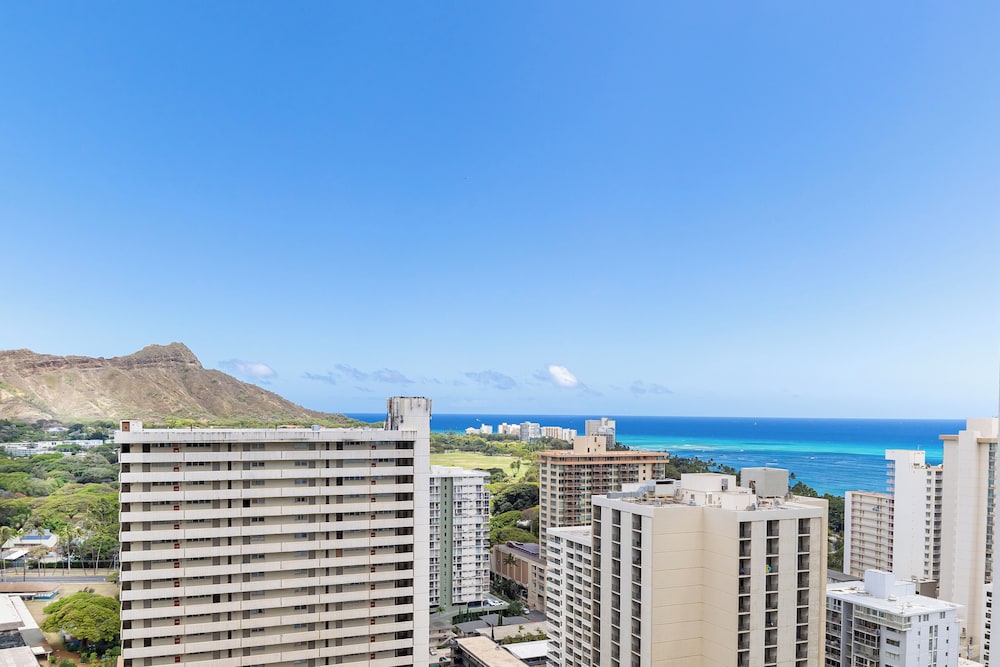 Diamond Head and Ocean views with King Bed and Parking: Romantic Suite, 1 Bedroom, Balcony, Ocean View (0108) photo