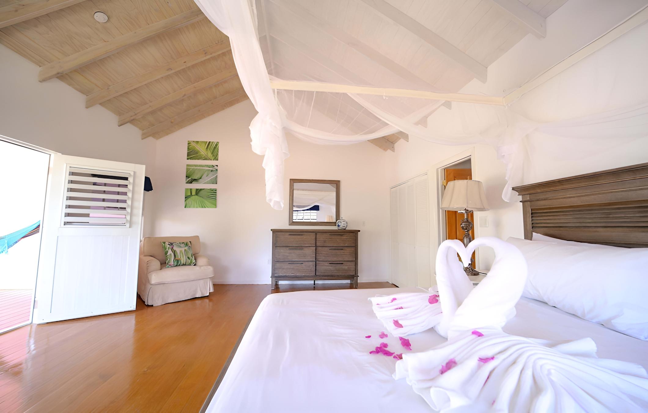 Suite, 1 King Bed, Garden Area photo 3
