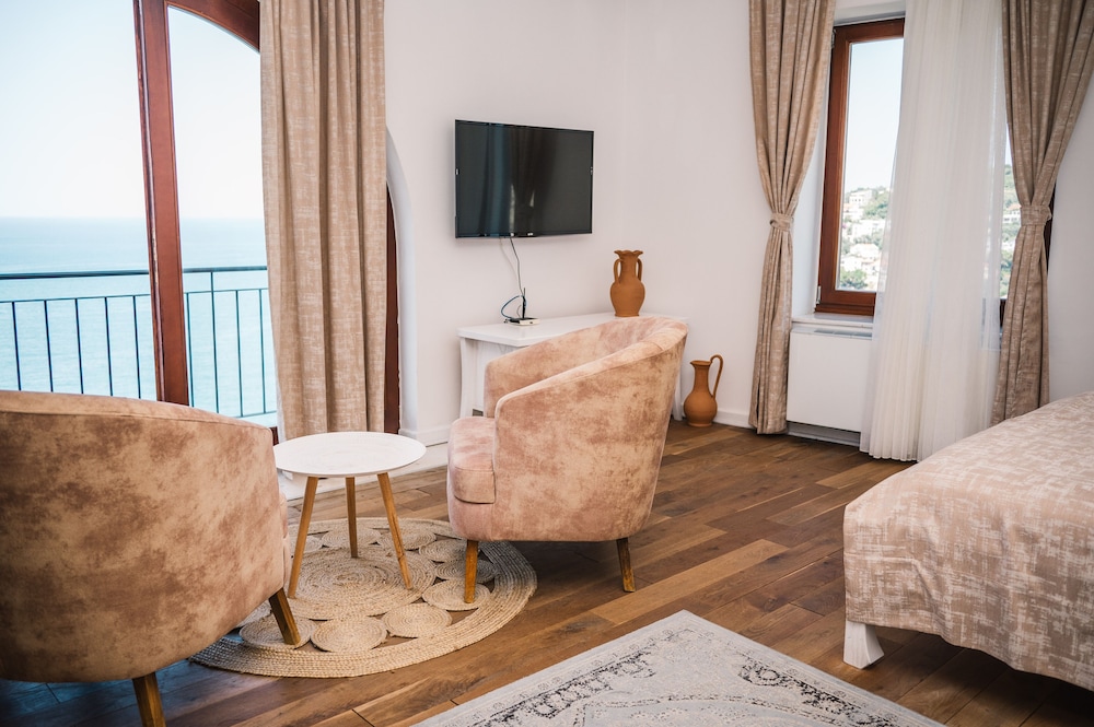 Deluxe Double Room, 1 King Bed, Balcony, Sea View