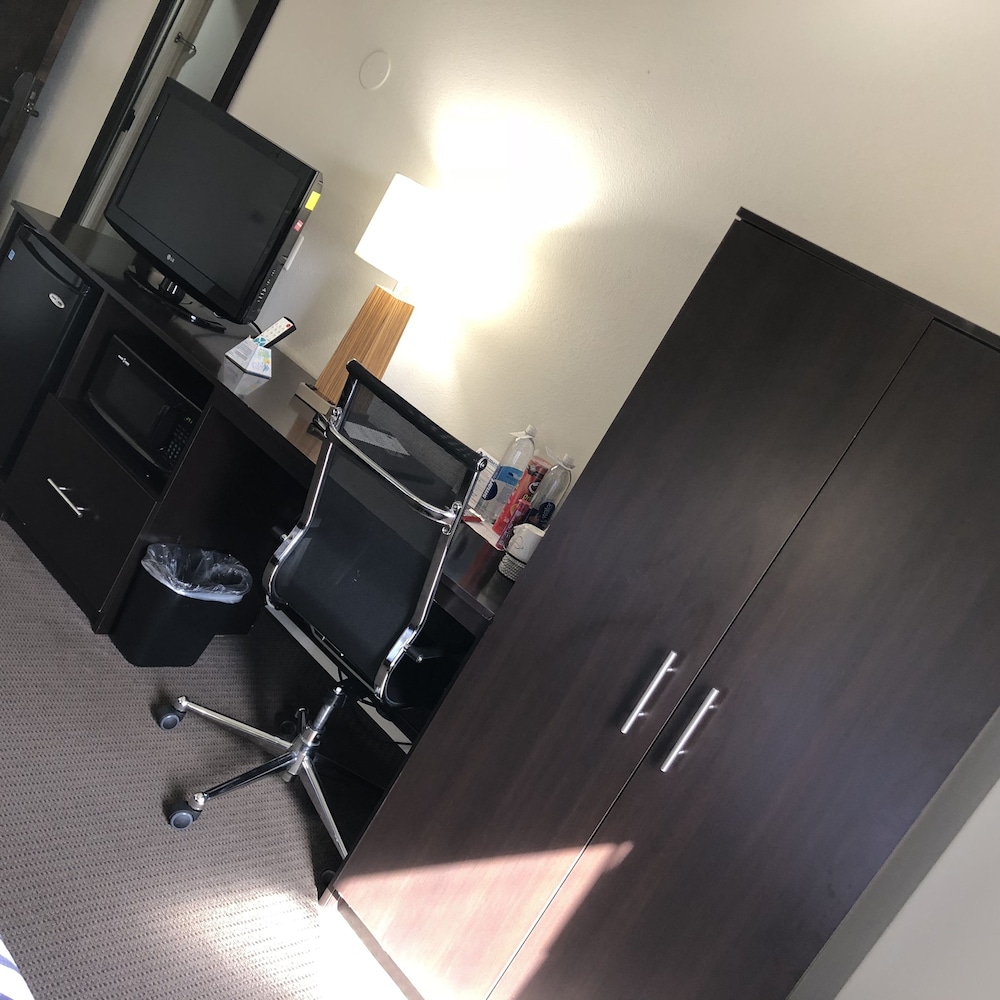 1 King Bed, Nonsmoking, Upgrade - Photo 11