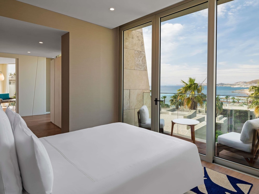 Family Suite, 1 King Bed, Sea View photo 2