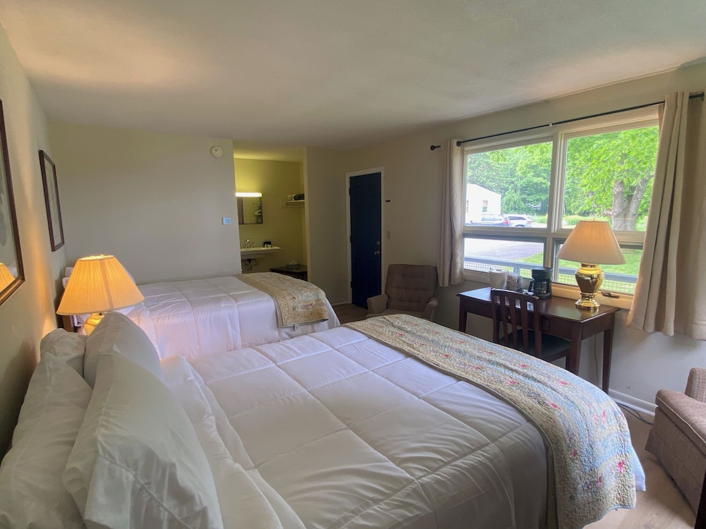 Room 15: Oceanview w/ 2 Queen beds photo 1