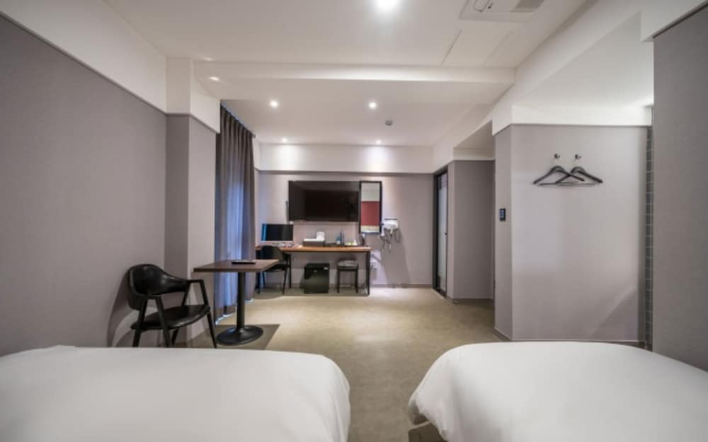 Deluxe Twin Room - Photo 7