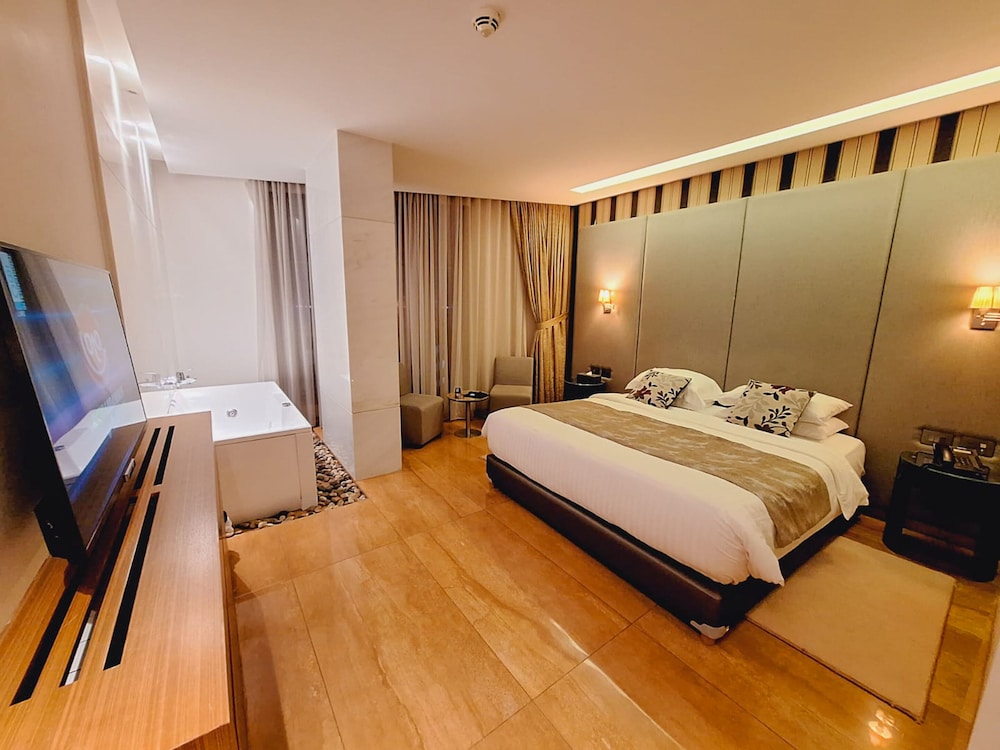 Executive Room, 1 King Bed, Partial Ocean View photo 1