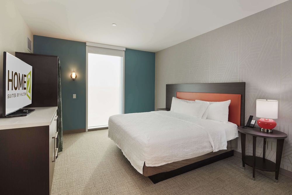 Suite, 1 King Bed, Accessible (Mobility & Hearing, Roll-In Shower) - Photo 3