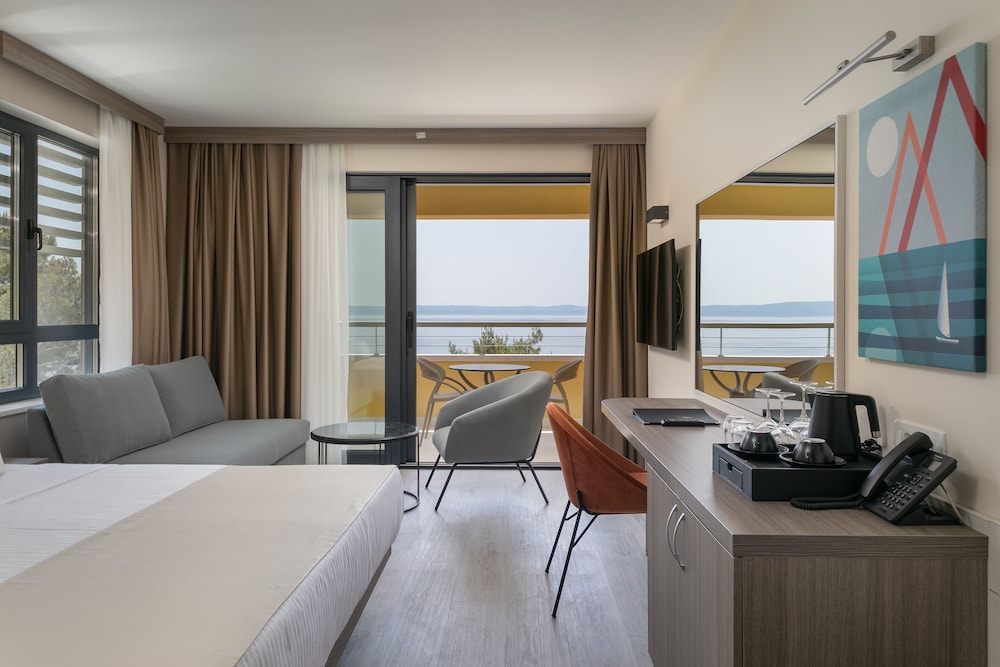 Superior Double Room with Balcony and Sea View photo 2