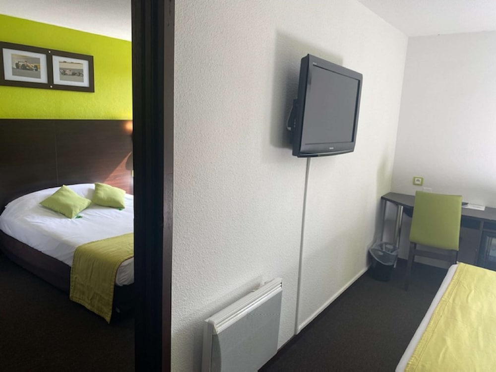Standard Room, Multiple Beds - Photo 1