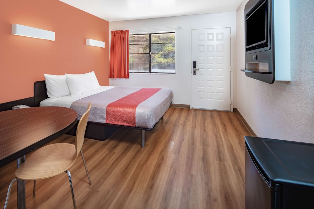 Deluxe Room, 2 Queen Beds, Non Smoking, Refrigerator & Microwave photo 3