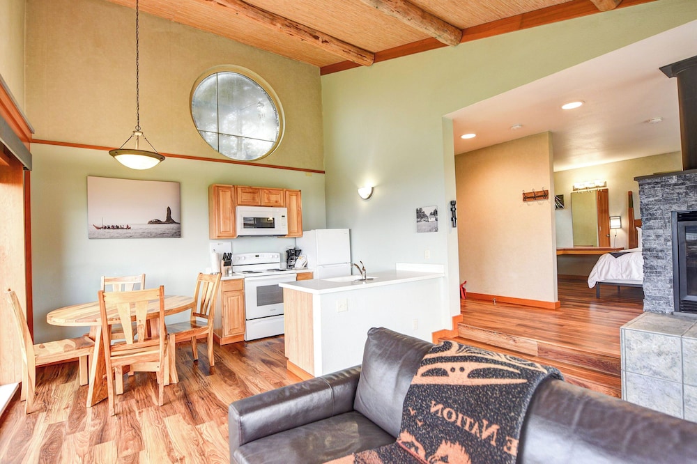 Luxury Studio, 1 King Bed, Oceanfront photo 2
