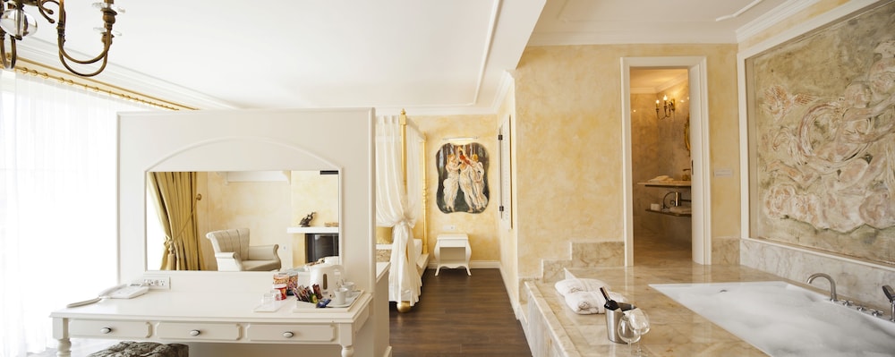 Deluxe Suite, Jetted Tub photo 3
