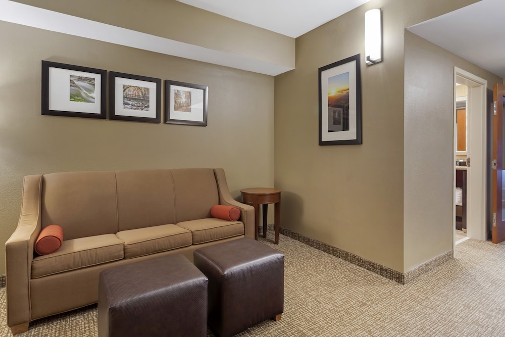 Suite, Multiple Beds, Non Smoking - Photo 1