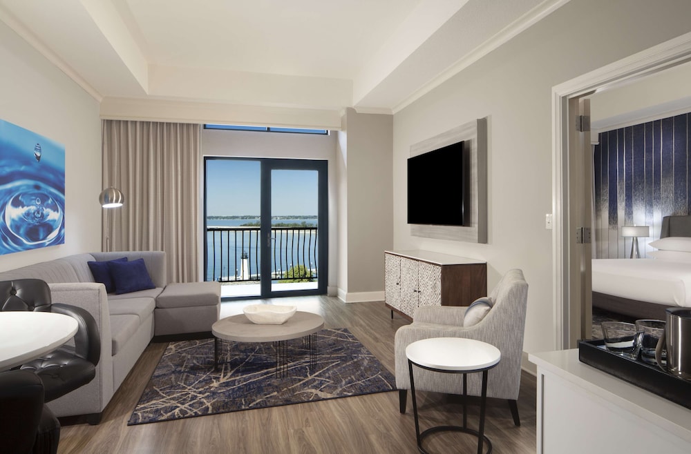 Suite, 1 King Bed, Balcony (High Floor) - Photo 1