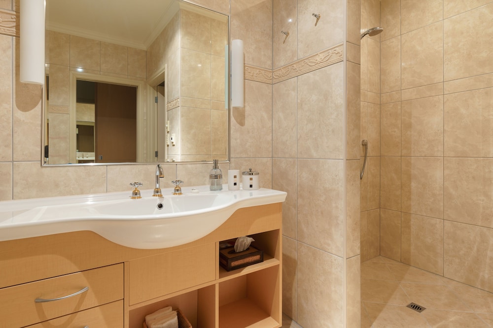 Luxury Twin Room, Private Bathroom, Partial Lake View photo 2