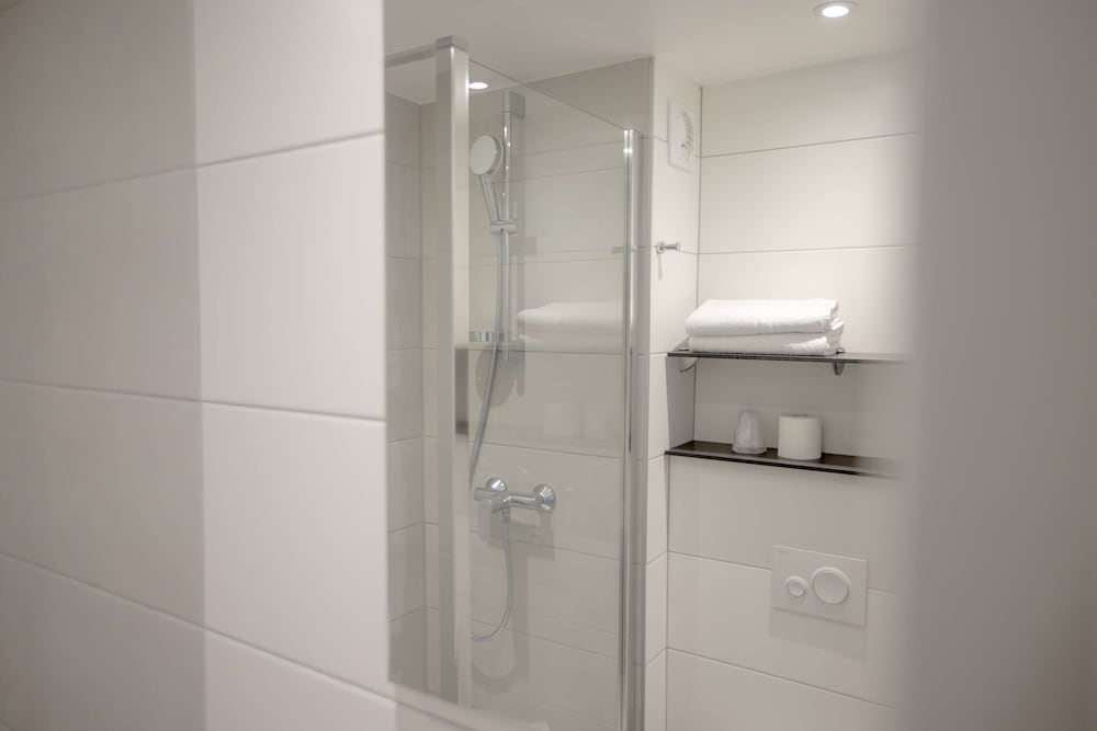 Standard Room, 3 Twin Beds - Photo 5