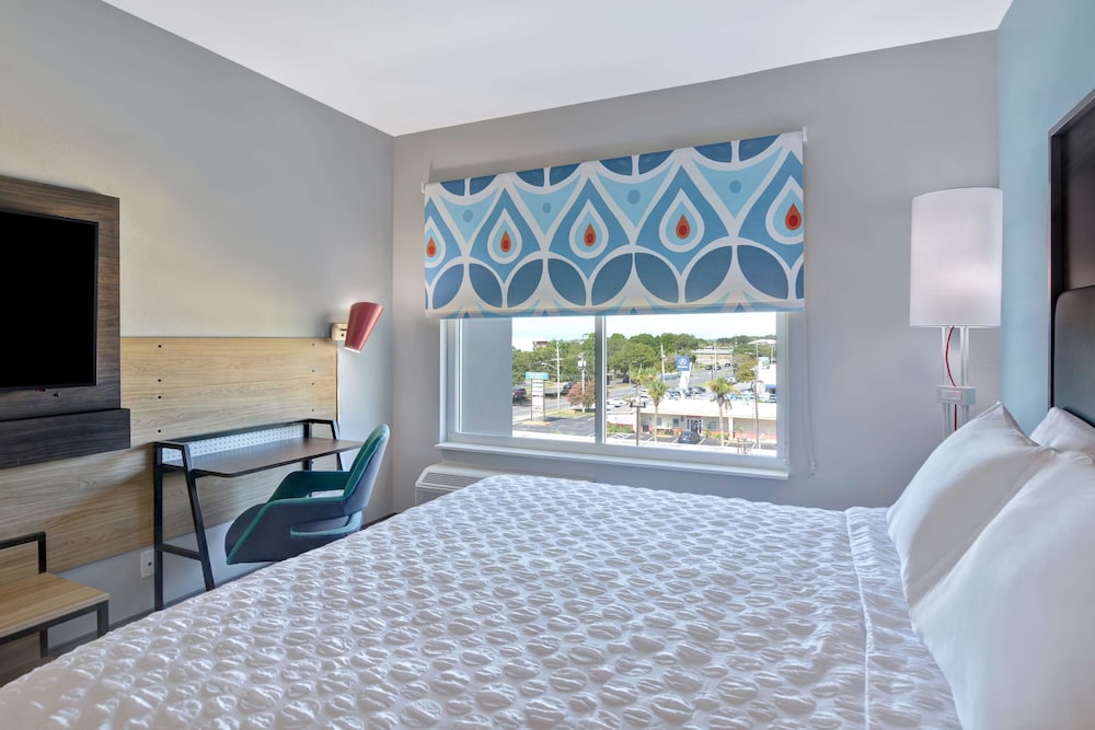 Room, 1 King Bed, Accessible (Mobility & Hearing, Roll-in Shower) photo 2