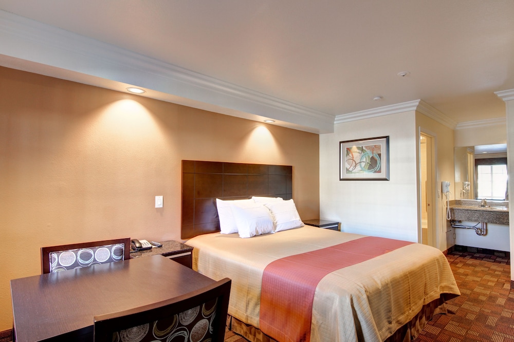 Standard Room, 1 King Bed, Smoking (Non-Smoking and Smoking Available) photo 1