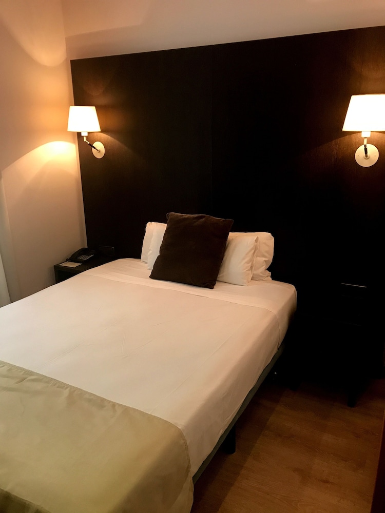Basic Interior (Queen Size Bed) photo 3