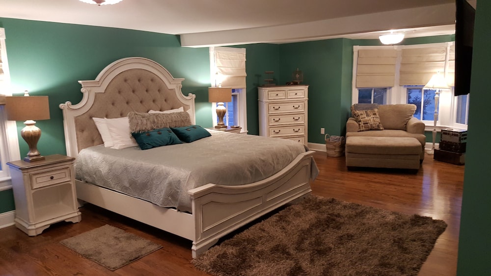 Room, 1 King Bed, Private Bathroom (Robbins Room)