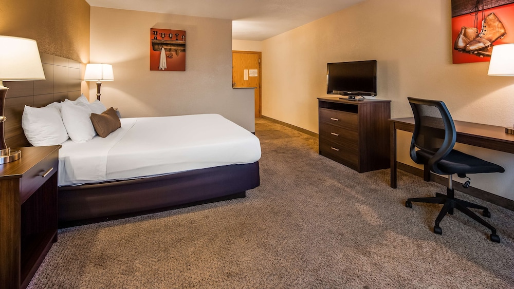 Standard Room, 1 King Bed, Non Smoking, Refrigerator (1st Floor) - Photo 3