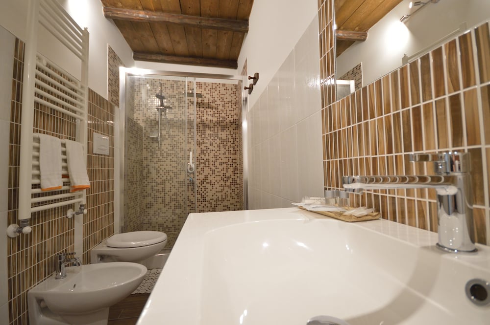Standard Double Room, Private Bathroom - Photo 6