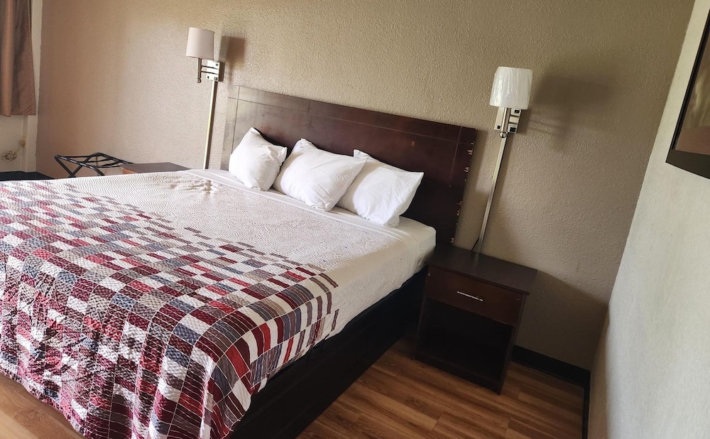 Deluxe Room, 1 King Bed, Smoking photo 1