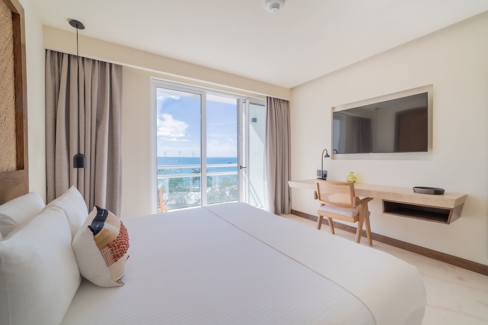 Standard Room, 1 King Bed, Sea View - Photo 1