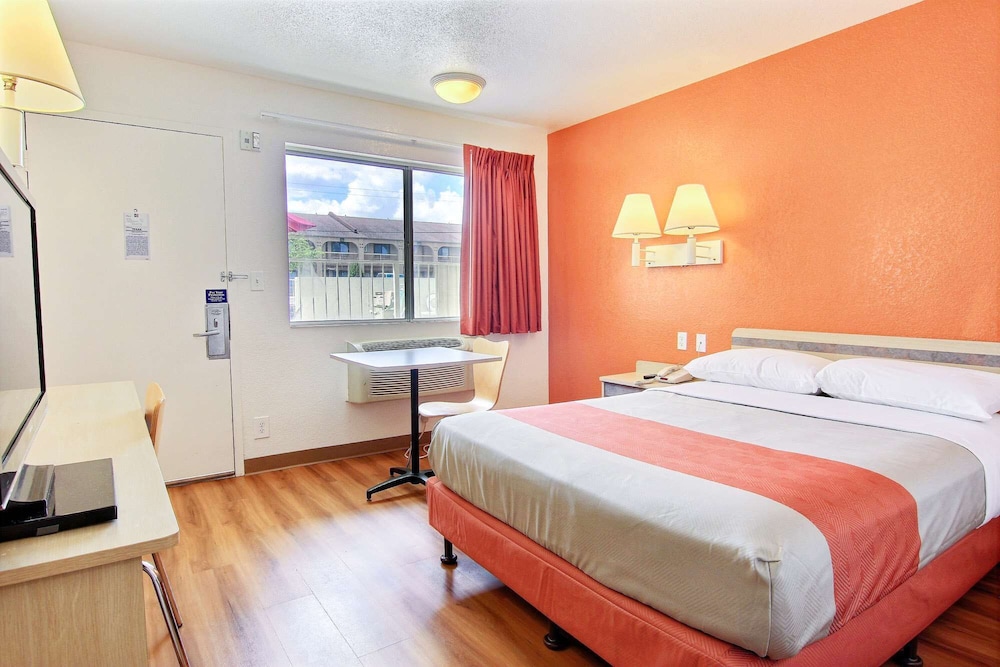 Deluxe Room, 1 Queen Bed, Non Smoking, Refrigerator & Microwave photo 1