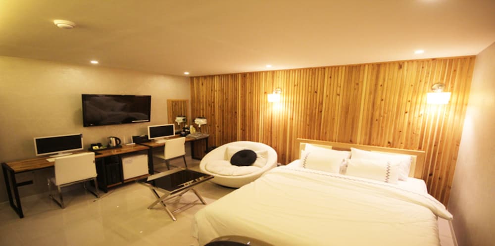 Suite (Massage Chair) photo 2
