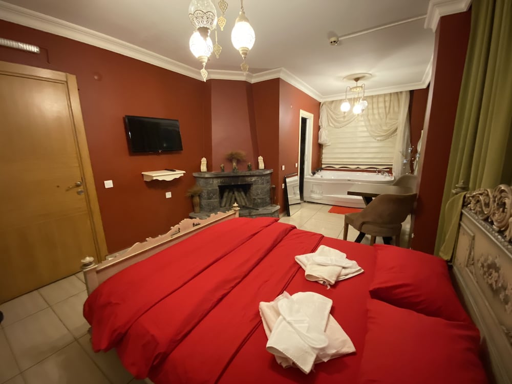 Exclusive Double Room, 1 King Bed, Jetted Tub, Mountain View (Kirmizi )