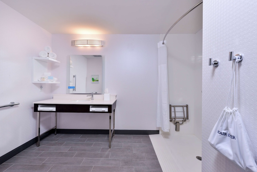 Room, 2 Queen Beds, Accessible, Refrigerator (Roll-in Shower) photo 3