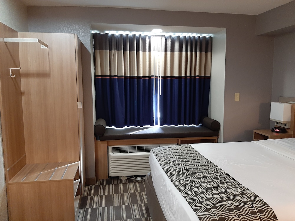 Suite, 1 Queen Bed with Sofa bed, Non Smoking photo 3